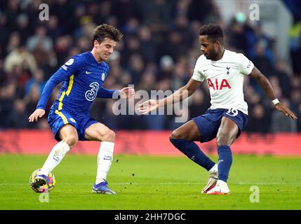 Mason Mount di Chelsea (a sinistra) e Ryan Sessegnon di Tottenham Hotspur combattono per la palla durante la partita della Premier League a Stamford Bridge, Londra. Data foto: Domenica 23 gennaio 2022. Foto Stock