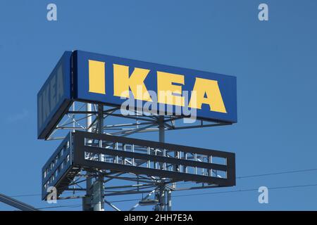 Segno di negozio di mobili IKEA nel cielo a Utrecht nei Paesi Bassi Foto Stock