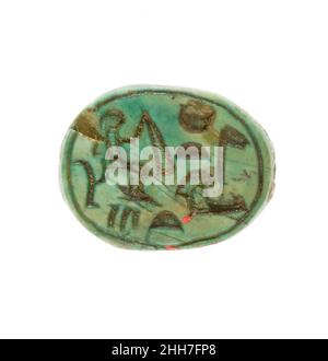 Scarab inscritto per la moglie di Dio Hatshepsut ca. 1479–1458 a.C. nuovo regno questo scarabeo fu trovato in un deposito di fondazione associato al tempio funerario di Hatshepsut a Deir el-Bahri. La base è inscritta con il suo nome personale, Hatshepsut ('primissimo delle noblewomen') legato al titolo di moglie di Dio. Hatshepsut ereditò il titolo mentre servì come regina principale del suo fratellastro, Thutmose II. Più tardi nella sua vita, dopo aver preso i titoli di re, Hatshepsut passò il titolo a sua figlia, Neferure (vedi scarab 27,3.326). Scarab inscritto per la moglie di Dio Hatshepsut. Ca. 1479–1458 Foto Stock