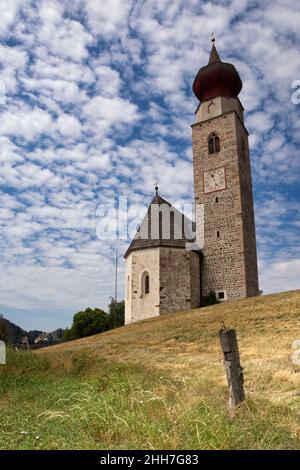 La chiesa di San Nicola a Mittelberg in Alto Adige Foto Stock