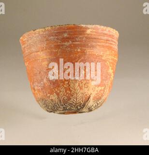 Terracotta vasca Megaria 1st secolo a.C. greca, Pergamene creste scanalate sopra una zona di cuore-edera con bacche incorniciate da fasce; In basso, alternando foglie di loto e di acanto con tendrili, intervallate da rosette a sette petali. Ciotole smaltate in rosso come questa sono state fatte a Pergamon tra i 2nd–1st secoli a.C. oltre al loro distintivo glassa, molte di queste ciotole erano caratterizzate dai loro profili più alti e cilindrici, e il posizionamento dei motivi decorativi sulla metà inferiore della superficie esterna della ciotola. Anche se indossata, la decorazione in rilievo di stile libero è attentamente resa Foto Stock