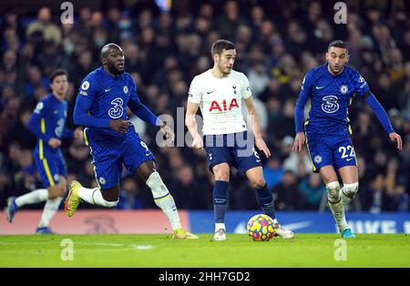 Harry Winks (centro) di Tottenham Hotspur batte per la palla con Romelu Lukaku (a sinistra) del Chelsea e Hakim Ziyech durante la partita della Premier League a Stamford Bridge, Londra. Data foto: Domenica 23 gennaio 2022. Foto Stock