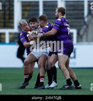 NEWCASTLE ON TYNE, JAN 23rd Joe ShorRocks of Wigan Warriors è affrontato durante la partita amichevole tra Newcastle Thunder e Wigan Warriors a Kingston Park, Newcastle domenica 23rd gennaio 2022. (Credit: Will Matthews | MI News) Credit: MI News & Sport /Alamy Live News Foto Stock