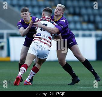 NEWCASTLE ON TYNE, JAN 23rd Morgan Smithies of Wigan Warriors viene affrontata durante la partita amichevole tra Newcastle Thunder e Wigan Warriors a Kingston Park, Newcastle domenica 23rd gennaio 2022. (Credit: Will Matthews | MI News) Credit: MI News & Sport /Alamy Live News Foto Stock