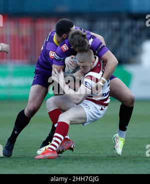 NEWCASTLE ON TYNE, JAN 23rd Sam Halsall of Wigan Warriors è affrontato durante la partita amichevole tra Newcastle Thunder e Wigan Warriors a Kingston Park, Newcastle domenica 23rd gennaio 2022. (Credit: Will Matthews | MI News) Credit: MI News & Sport /Alamy Live News Foto Stock