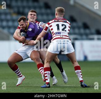 NEWCASTLE ON TYNE, JAN 23rd Sam Hallas di Newcastle Thunder viene affrontato durante la partita amichevole tra Newcastle Thunder e Wigan Warriors a Kingston Park, Newcastle domenica 23rd gennaio 2022. (Credit: Will Matthews | MI News) Credit: MI News & Sport /Alamy Live News Foto Stock