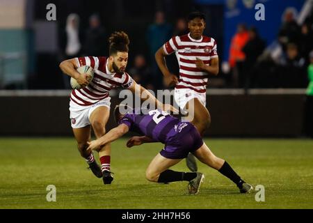 NEWCASTLE ON TYNE, JAN 23rd Ramon Silva of Wigan Warriors viene affrontata durante la partita amichevole tra Newcastle Thunder e Wigan Warriors a Kingston Park, Newcastle domenica 23rd gennaio 2022. (Credit: Will Matthews | MI News) Credit: MI News & Sport /Alamy Live News Foto Stock