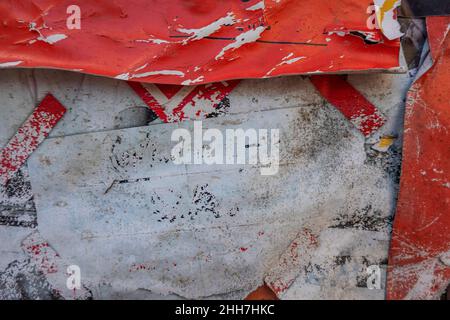 Vecchio colore rosso e bianco sporco grunge strappato collage poster strappato grattugiato carta grattato tessuto sfondo Foto Stock
