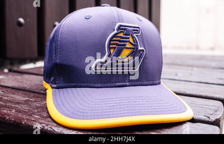 9 settembre 2021 Mosca, Russia. Berretto con logo della squadra di basket Los Angeles Lakers. Foto Stock
