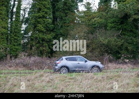 Silver Nissan Juke Mark un'auto a motore che guida su una corsia di campagna attraverso Salisbury Plain Foto Stock