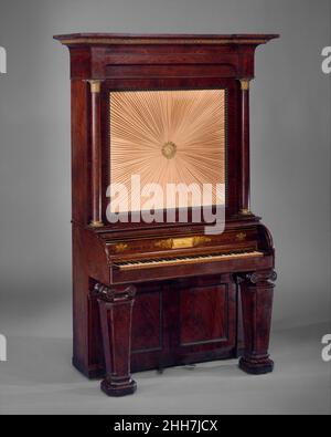 Right Cabinet piano 1835 American Firth, Hall & Pond era una partnership di John Firth, William Hall, e Sylvanus Pond che esisteva tra il 1833 e il 1847 circa quando Hall si era rotto con gli altri. L'azienda era un grande editore e produttore di musica, così come vendendo tutti i tipi di merchandising di musica. È improbabile che l'azienda effettivamente prodotto pianoforti, ma probabilmente contratto con un altro produttore per fornire loro gli strumenti per vendere.Descrizione tecnica: Caso di impiallacciatura in mogano e mogano, sezione superiore del caso costituito da 'sunburst' pannello di seta e arredo massiccio Foto Stock