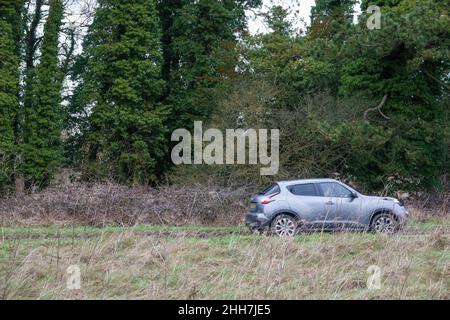 Silver Nissan Juke Mark un'auto a motore che guida su una corsia di campagna attraverso Salisbury Plain Foto Stock