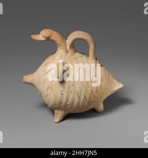 Askos a forma di anatra di terracotta (fiasca con beccuccio e manico sul retro) 850–750 B.C. forma cipriota di anatra.. Askos in terracotta a forma di anatra (fiasca con beccuccio e manico sul retro) 240428 Foto Stock