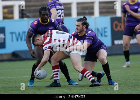 Newcastle, Regno Unito. 23rd Jan 2022. NEWCASTLE UPON TYNE, REGNO UNITO. JAN 23rd Harry Smith of Wigan Warriors viene affrontato da Craig Mullen durante la partita amichevole tra Newcastle Thunder e Wigan Warriors a Kingston Park, Newcastle sabato 22nd gennaio 2022. (Credit: Chris Lishman | MI News) Credit: MI News & Sport /Alamy Live News Foto Stock