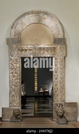 Porta dalla Chiesa di San Nicolò, San Gemini scolpito nel 1000s, assemblato nel 1100s o nel 1200s Italiano Centrale questa porta è un esempio del riutilizzo dei materiali durante la vita di un'unica chiesa medievale. Tutto il marmo usato per fare la porta originalmente è venuto dalle rovine degli edifici romani vicini. Con una serie di stili e tecniche, gli elementi principali sono stati scolpiti in tempi diversi nel XI secolo. I leoni erano eventualmente fatti per un'altra ubicazione e poi inseriti nel portale. Il tutto fu assemblato per la chiesa uno a due secoli più tardi. L'animale ci immaginiamo Foto Stock