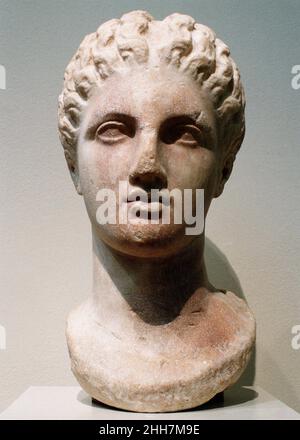 Testa di marmo di una dea 4th secolo a.C. greca nell'antichità, le teste erano spesso scolpite separatamente dalle statue per le quali erano destinate. La testa era realizzata con un tenone convesso che poteva essere inserito in una cavità appositamente predisposta nella statua. La giunzione era nascosta da una linea di tendaggi. Questa testa finemente intagliata di una giovane donna deve rappresentare una dea a causa delle sue dimensioni colossali. Persefone (la figlia di Demetra e moglie di Hades, il dio degli inferi) e Hygeia (la figlia di Asklepios, il dio della medicina) erano spesso rappresentati con capelli separati in spesse bobine pulle Foto Stock