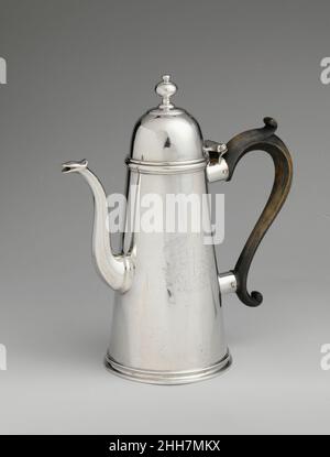 Caffettiera 1725–35 Charles le Roux American con la sua linearità assertiva, il corpo affusolato alto e il coperchio a cupola alta, questa nave rappresenta la prima forma di caffettiera fatta in America coloniale. Esso e il salver quadrato che lo accompagna con un bordo ricurvo e piedini a staffa (1997.498.2) sono rarità in argento americano. Entrambi sono incisi con le braccia di Assheton quartante Shepley, per Ralph Assheton (1695-1745/6) di Philadelphia. La caffettiera e il salvatore rimasero insieme, in mani familiari, fino al 1989. Caffettiera. Americano. 1725–35. Argento. Prodotto a New York, New York, Stati Uniti Foto Stock