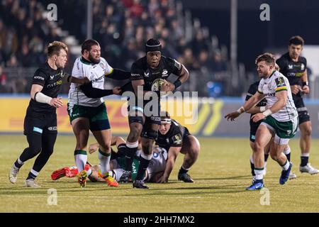 LONDRA, Regno Unito. 23th Jan 2022. Maro Itoje di Saracens (centro) è affrontato durante L'EPCR Challenge Cup R4 Saracens vs London Irish allo StoneX Stadium domenica 23 gennaio 2022 a LONDRA, Regno Unito. Credit: Taka G Wu/Alamy Live News Foto Stock