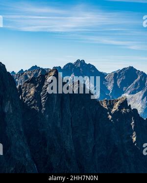 Paesaggi mozzafiato di Vysoka, Rysy, Maly Javorovy stit e pochi altri picchi dal passo di montagna di Sedielko in Vysoke Tatry montagne in Slovacchia Foto Stock