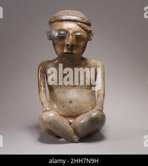 Figure maschili seduti 2nd–4th secolo Nayarit (Chinesco) sculture abbinate raffiguranti figure maschili e femminili si verificano frequentemente tra i beni sepolcri delle tombe a stelo nel Messico occidentale. Costruite sotto le piattaforme di casa, queste tombe servivano come mausolei di famiglia e venivano periodicamente aperte per interdire i recentemente defunti. Queste due figure in ceramica sono raffinate rappresentazioni dello stile Nayarit noto come Chinesco, notevole per le superfici lisce brunite e ornamento dipinto. Questi contrasta con i pesanti costumi tridimensionali e gioielli indossati da figure in un altro stile locale, lo stile Ixtlán del Río Foto Stock