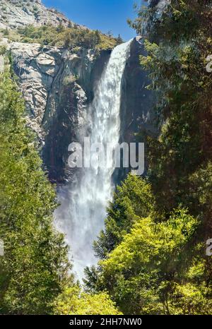 Primo piano delle cascate di Yosemite nel Parco Nazionale di Yosemite. Foto Stock