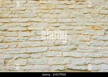 Frammento di antica fortezza medievale in pietra calcarea. Sfondo vintage. Pietra antica naturale. Modello in stile medievale. Elementi di medievale a Foto Stock