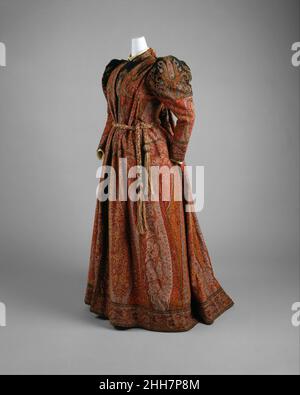 Tea abito ca. 1891 American questo abito da tè, composto da uno scialle di lana intagliato intessuto in un motivo paisley, imita uno scialle indiano Kashmir con centro nero. In effetti, il materiale è stato probabilmente tessuto in Francia durante il 1860s o 1870s. Sull'angolo superiore destro del corpetto è ricamato 'Cachemire' in filo bianco. Una tale abito da tè, destinato al tempo libero di genere-segregato, è l'analogo femminile alla vestaglia uomo o giacca da fumo. Abito da tè. Americano. CA. 1891. lana Foto Stock