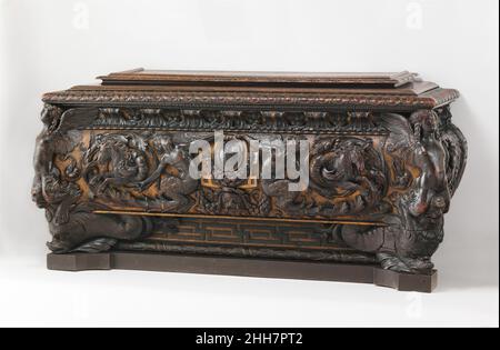 Cassone (uno di un paio) ca. 1550–60 Italiano, Roma sontuosamente ornata cassoni o forzieri ha svolto un ruolo importante nei riti di nozze dell'Italia rinascimentale.[1] tra il XIII e il XV secolo, il diritto della donna di ereditare dai genitori e dal marito è diminuito man mano che la società diventa più patriarcale. Di conseguenza, la dote, l'assegnazione finanziaria che le è stata data dalla sua famiglia durante il suo matrimonio, è aumentata di importanza. In teoria era lei, ma in realtà la dote era amministrata dal marito, che si assumeva la responsabilità di aumentare il suo valore. Prima del matrimonio Foto Stock
