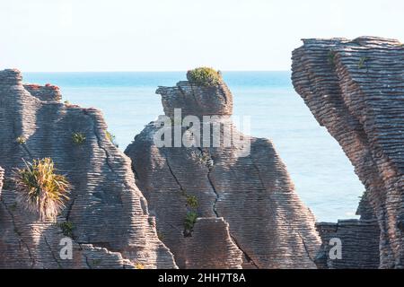 Punakaki Pancake Rocks nel Parco Nazionale di Paparoa, Costa Ovest, Isola del Sud, Nuova Zelanda . Splendidi paesaggi naturali Foto Stock