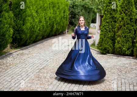 Bella ragazza in elegante abito ultramarino. Pronto per la sua notte di Prom. Foto Stock