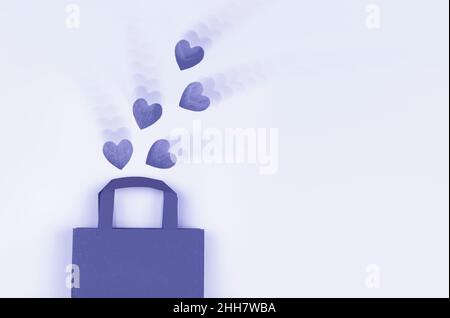 Concetto di shopping online Vista dall'alto del sacchetto del regalo e dei cuori su sfondo molto peri Foto Stock