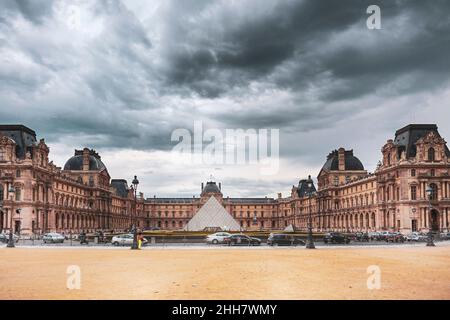 Facciata del museo del Louvre in acquisiti durante nuvoloso ora. Parigi, Francia. Foto Stock