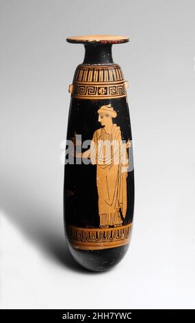 Alabastron di terracotta (vaso di profumo) ca. 440 a.C. attribuita al Persephone Painter Obverse, donna con mirrorReverse, donna con plemochoe (vaso di profumo)la colonna indica che la scena è allestita all'interno, e il kalathos (cesto di lana) a terra suggerisce l'occupazione delle Signore. La rappresentazione di ogni figura è degna di nota. Quello con lo specchio indossa una peplo ed i suoi capelli sono legati con i filetti. Sembra più giovane. L'altro è vestito in un chitone e himation con i suoi capelli in un sakkos (snood). Il Persephone Painter, il cui capolavoro è esposto nella Galleria Jaharis sul ma Foto Stock