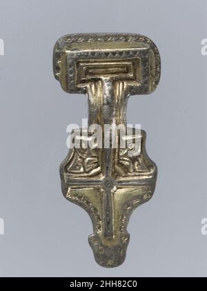 Miniatura Brooch a testa quadrata prima metà 6th secolo anglosassone-sassone l'affinità di questi spilla, trovato in Francia, con oggetti provenienti dal Kent è la prova della diffusione delle tradizioni artistiche attraverso l'esportazione o la copia. Spilla a testa quadrata in miniatura 465089 anglosassone, spilla a testa quadrata in miniatura, prima metà del 6th secolo, dorata in argento, niello; spilla in ferro, totale: 11/16 x 1 9/16 x 3/8 pollici (1,8 x 4 x 0,9 cm). Il Metropolitan Museum of Art, New York. Dono di J. Pierpont Morgan, 1917 (17.191.42) Foto Stock