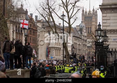 Marzo per la libertà, Londra, Regno Unito - 22nd gennaio 2022 migliaia di manifestanti fuori Downing Street, Londra durante un raduno mondiale per la libertà. Peop Foto Stock