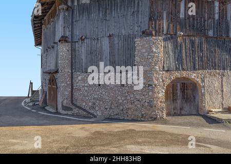 Dettaglio storico fienile visto in un villaggio chiamato St Felix in Alto Adige Foto Stock