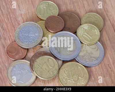 Un sacco di centesimi di euro di diverse denominazioni, un primo piano. Foto Stock