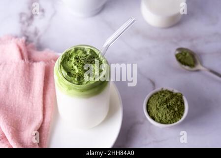 Crema di matcha montata, latte di dalgona matcha e polvere di tè verde su sfondo bianco. Foto Stock