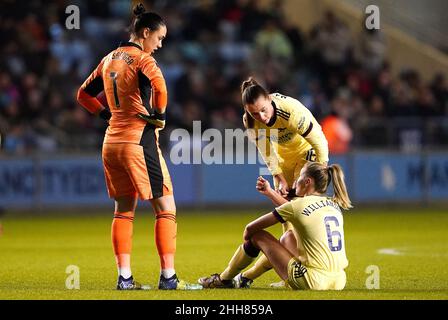 Leah Williamson (a destra) dell'Arsenal è rimasto ferito quando Noelle Maritz (a destra) e il portiere Manuela Zinsberger guardano avanti durante la partita della Barclays fa Women's Super League al Manchester City Academy Stadium di Manchester. Data foto: Domenica 23 gennaio 2022. Foto Stock