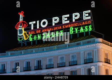 Madrid, Spagna - 03 gennaio 2022: TIO Pepe famoso marchio di Sherry neon segno di notte a Puerta del Sol Foto Stock