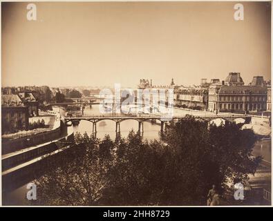 [View of the Seine, Paris] 1857 Gustave le Grey French le Grey è stata la figura centrale della fotografia francese del 1850s, un artista del primo ordine, un insegnante, e l'autore di diversi manuali didattici ampiamente distribuiti. Nato nella periferia di Parigi, l'unico figlio di un aberdasher, le Gray studiò pittura nello studio di Paul Delaroche e fece i suoi primi daguerreotipi entro il 1847. I suoi contributi reali, tuttavia, sono venuti nel regno della fotografia di carta. Le Gray ha prodotto alcune delle sue opere più popolari e memorabili nel 1856, 1857 e 1858, tra cui la vista della Foresta di Fontainebleau, un ser Foto Stock