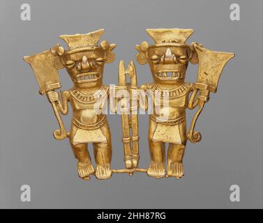 Doppio Bat-Head Figure Ciondolo 11th–16th secolo Chiriqui le figure gemelle di questo pendente dorato indossano siepi identici, lostuchi e collane a colletto largo. Ognuno contiene un lanciagranate e un club a forma di pagaia. Hanno occhi di caffè-fagiolo, bocche ampie con fangs astlike affilati, e nasi che sono rovesciati in una forma a foglia simile ai nasi dei pipistrelli dell'America Centrale. La foglia di naso è un dispositivo di rilevamento che localizza la preda del pipistrello riflettendo i suoni che emette. Gli Americani antichi devono avere venerato i pipistrelli per questa capacità apparentemente soprannaturale di vedere nella vita oscura.nella e nella morte, g Foto Stock