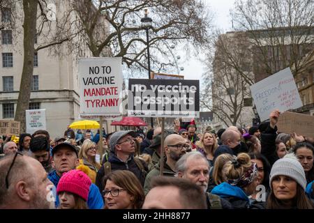 LONDRA, UK 22nd gennaio 2022, i lavoratori NHS gettano i loro scrub sopra la recinzione e le porte di Downing Street come 100k NHS un gruppo di lavoratori NHS contro l'uomo Foto Stock