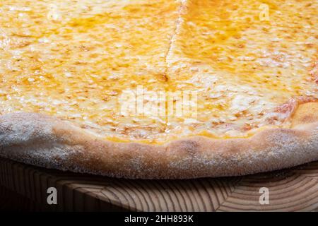 Helsinki / Finlandia - 22 GENNAIO 2022: Primo piano della pizza margherita fatta in casa a New York. Foto Stock