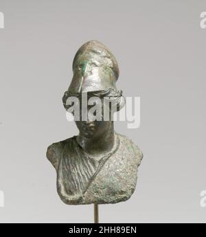 Busto di bronzo di Minerva 1st–2nd secolo d.C. romana modellato sulla dea greca Atena, la Minerva Romana aveva molti degli stessi doveri e attributi, come dimostrato qui dal suo casco in stile greco. Insieme a Giove e Giunone, fece parte della Triade Capitolina, il centro e il centro della religione di stato romana. Busto di bronzo di Minerva 246688 Foto Stock