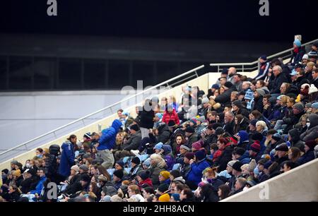 I fan di Manchester City guardano l'azione dagli stand durante la partita della Barclays fa Women's Super League al Manchester City Academy Stadium di Manchester. Data foto: Domenica 23 gennaio 2022. Foto Stock