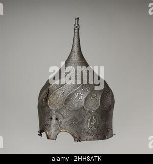 Casco Turban fine 15th secolo Iraniano caschi di questo tipo sono di solito chiamati caschi Turban becuase della loro grande forma bulbosa e le flutings che imitano le pieghe di un turbante. Poiché alcuni gruppi dervischi indossavano turbani con un numero prescritto di pieghe per rappresentare un numero mistico importante, è probabile che i caschi dei turbani siano stati considerati non solo come armature ma anche come una sorta di insegne religiose, La loro forma che segna l'indossatore come un combattente in una guerra Santa.i caschi Turban, insieme con corazza-e-piastra di decorazione corrispondente, sono stati destinati per la cavalleria pesante e un Foto Stock