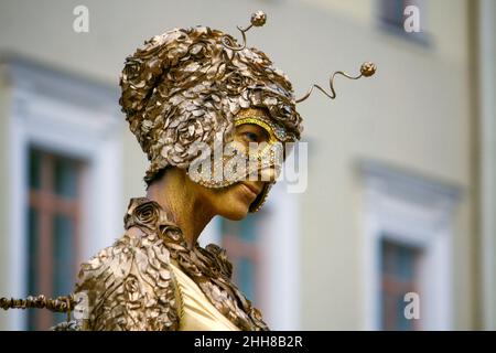 Scultura dal vivo. Golden Fairy. Verticale. Spettacolo stradale. Artista di strada. Minsk (Bielorussia) Foto Stock