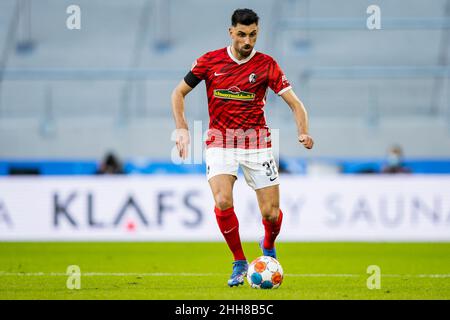 Friburgo in Breisgau, Germania. 22nd Jan 2022. Calcio: Bundesliga, SC Friburgo - VfB Stuttgart, Matchday 20, Europa-Park Stadion. Vincenzo Grifo di Friburgo in azione. Credito: Tom Weller/dpa - NOTA IMPORTANTE: In conformità con i requisiti della DFL Deutsche Fußball Liga e della DFB Deutscher Fußball-Bund, è vietato utilizzare o utilizzare fotografie scattate nello stadio e/o della partita sotto forma di immagini di sequenza e/o serie di foto video-simili./dpa/Alamy Live News Foto Stock