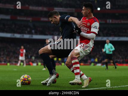 LONDRA, INGHILTERRA - GENNAIO 23: Gabriel Martinelli dell'Arsenale batte con James Tarkowski di Burnley durante la partita della Premier League tra Arsenal e Burnley all'Emirates Stadium il 23 Gennaio 2022 a Londra, Regno Unito. (Foto tramite MB Media) Foto Stock